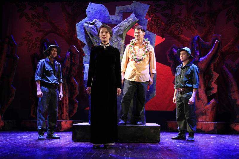 Video: “Biệt đội Báo Đen” khốc liệt và lãng mạn trên sân khấu Nhà hát Lớn ảnh 13