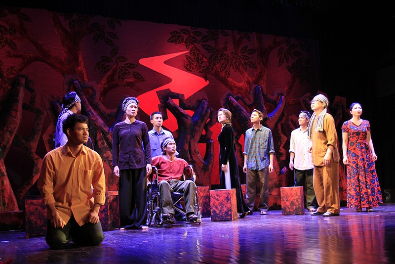 Video: “Biệt đội Báo Đen” khốc liệt và lãng mạn trên sân khấu Nhà hát Lớn ảnh 15