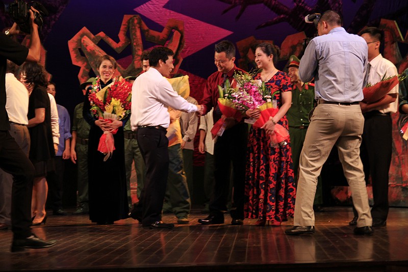 Video: “Biệt đội Báo Đen” khốc liệt và lãng mạn trên sân khấu Nhà hát Lớn ảnh 16