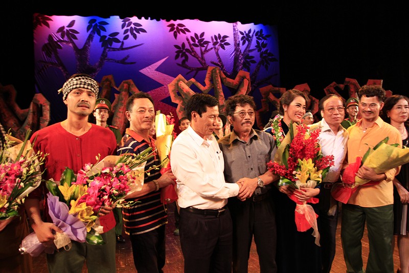 Video: “Biệt đội Báo Đen” khốc liệt và lãng mạn trên sân khấu Nhà hát Lớn ảnh 18