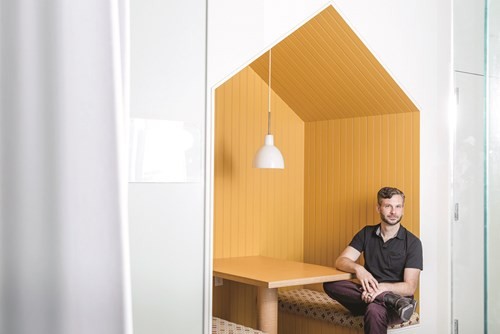 Greg Corrado, đồng sáng lập Google Brain, làm việc với các nhóm sản phẩm để đưa AI vào trong phần mềm, dịch vụ của Google. Greg Corrado, đồng sáng lập Google Brain, làm việc với các nhóm sản phẩm để đưa AI vào trong phần mềm, dịch vụ của Google.