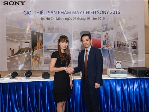 Bốn mẫu máy chiếu Sony mới về Việt Nam