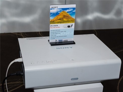 Bốn mẫu máy chiếu Sony mới về Việt Nam