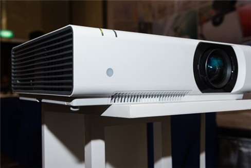 Bốn mẫu máy chiếu Sony mới về Việt Nam