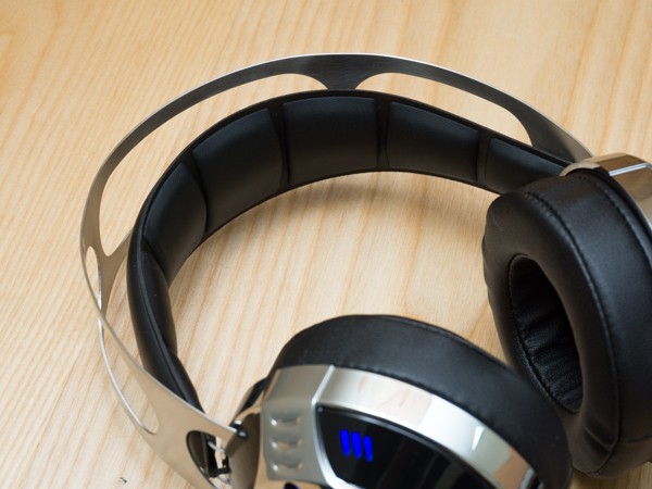 Vòm chụp chính bằng kim loại. Vòm chụp phụ có thể co dãn tùy theo cỡ đầu.