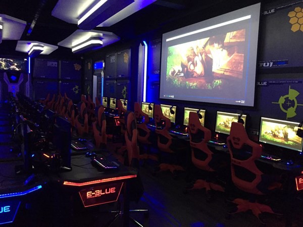 Không gian phòng game đậm chất thể thao điện tử do E-Blue triển khai.