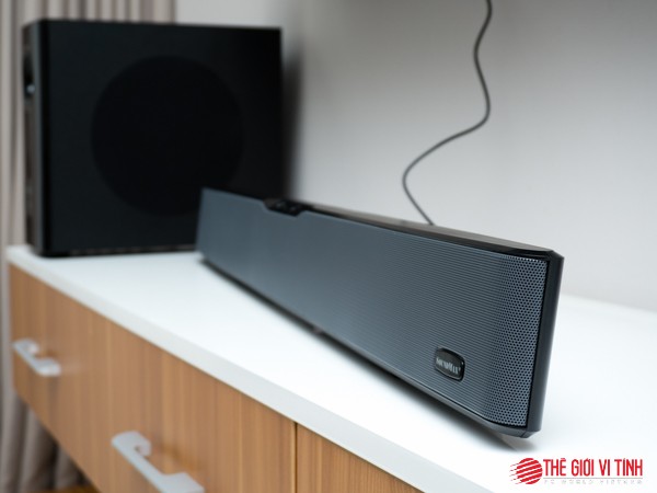 Thanh loa khá mảnh mai khi nhìn nghiêng. Thanh loa khá mảnh mai khi nhìn nghiêng.