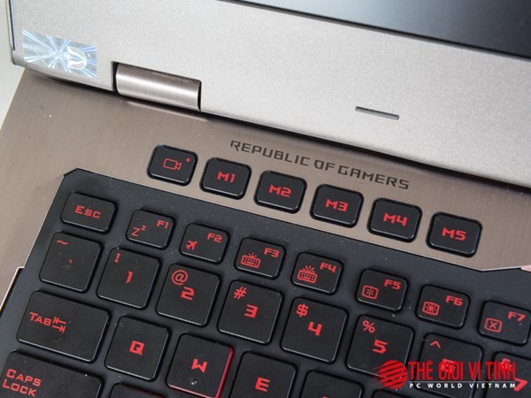 Dãy phím riêng ngay dưới dòng chữ Republic Of Gamers.