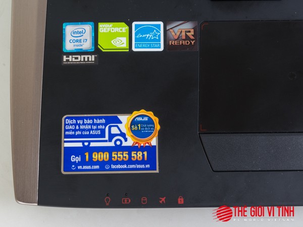 Miếng kim loại bên trái mát lạnh "giải nhiệt" tốt cho tay.