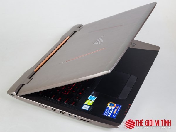 Trông ROG G701VI rất gọn gàng và sành điệu.
