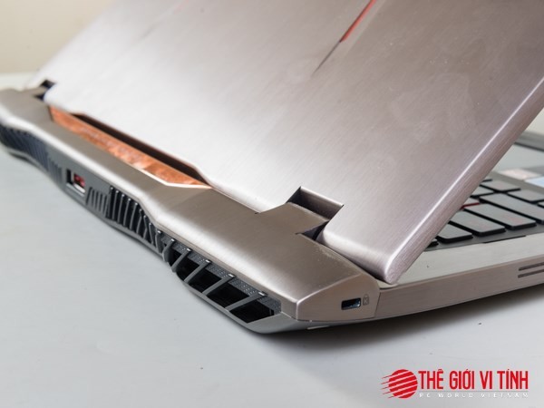 Bố trí cổng nguồn ở phía sau máy, ROG G701VI rộng chỗ cho các kết nối ở 2 bên hông.