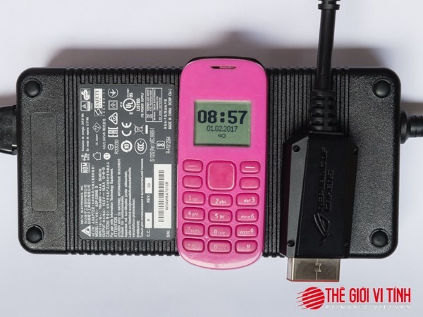 Adapter to đã đành, đầu cắm nguồn cũng to không kém!