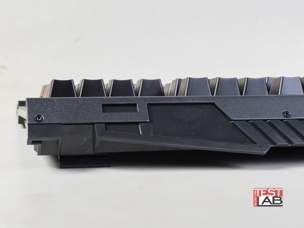 Dàn phím "cục mịch" cho "điểm rơi" chính xác.