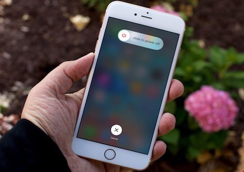 Tắt nguồn và nhấn giữ phím Home để giải phóng RAM cho iPhone.