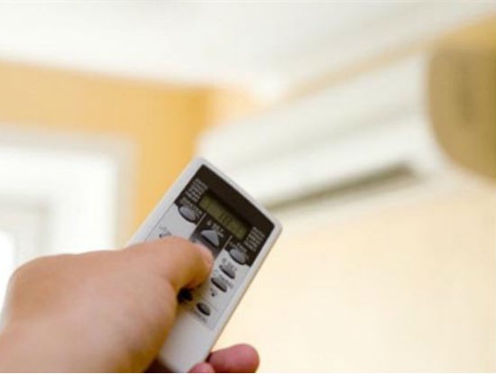 Nhiệt độ điều hòa không đủ mát khi trời nóng là tình trạng thường gặp phải của các gia đình. Ảnh: Internet