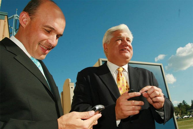 Jim Balsillie (bên trái) và Mike Lazaridis hồi năm 2006