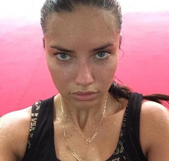 Nóng bỏng thiên thần nội y  Victoria's Secret và bí quyết giữ dáng ít người biết tới ảnh 5