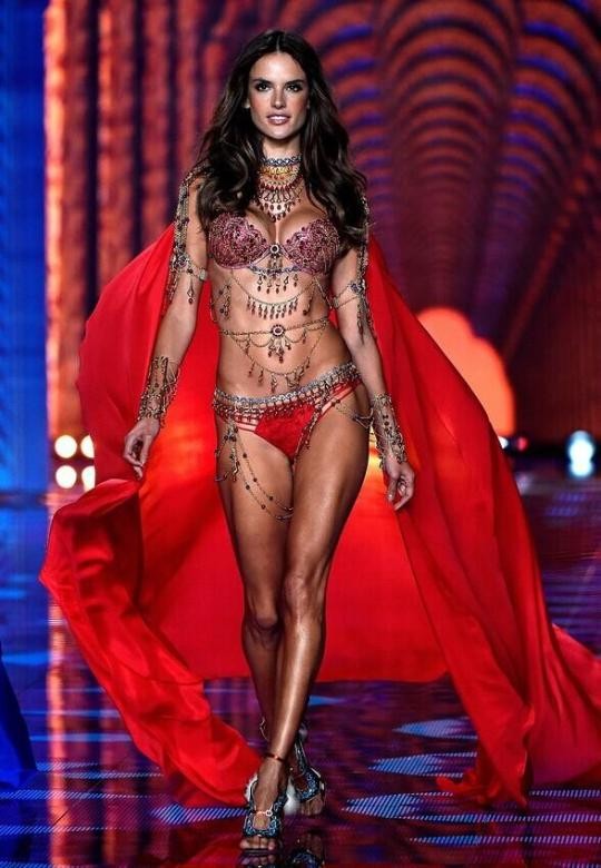 Nóng bỏng thiên thần nội y  Victoria's Secret và bí quyết giữ dáng ít người biết tới ảnh 6
