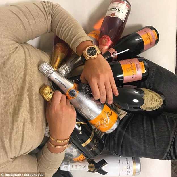 Cuộc sống xa hoa của những cậu ấm cô chiêu ảnh 14