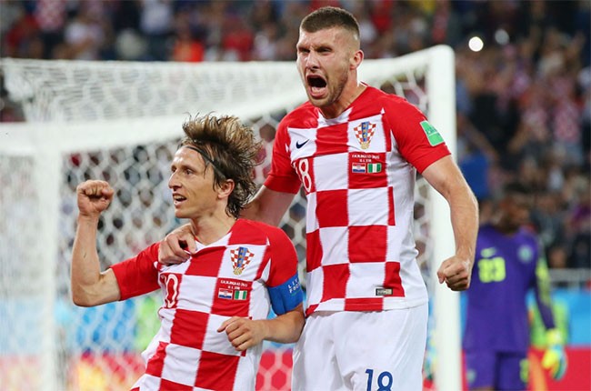 Luka Modric của Croatia ăn mừng với Ante Rebic sau khi ghi bàn từ một quả penalty.