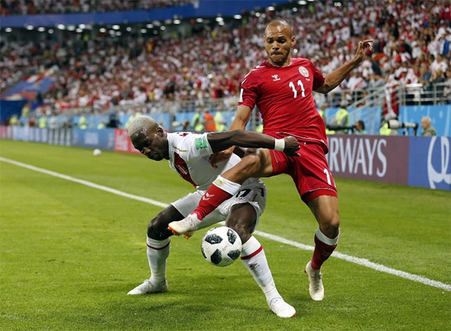 Martin Braithwaite của Đan Mạch và Luis Advincula của Peru tranh bóng.