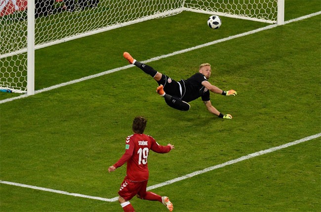 Thủ môn người Đan Mạch, Kasper Schmeichel cản bóng trong trận đấu.