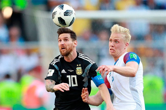 Lionel Messi của Argentina và Hordur Magnusson của Iceland tranh bóng.