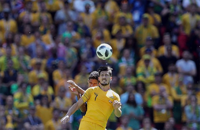 Mathew Leckie của Úc thách thức Raphael Varane của Pháp.