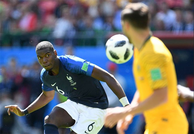 Pogba của Pháp rất để mắt tới trái bóng tròn.