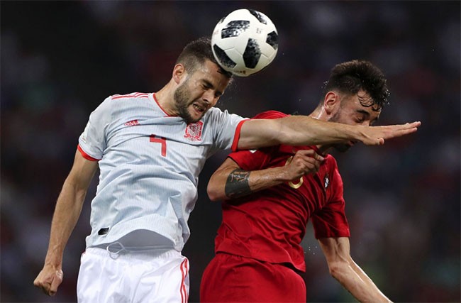 Hậu vệ người Tây Ban Nha - Nacho tranh bóng với Bruno Fernandes của Bồ Đào Nha. Nacho nhường quả phạt đền sớm cho Ronaldo nhưng đã đáp lại bằng một bàn thắng thứ hai.