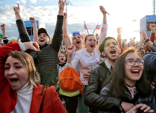 Người hâm mộ từ Yekaterinburg, Nga, ăn mừng bàn thắng đầu tiên của Nga.