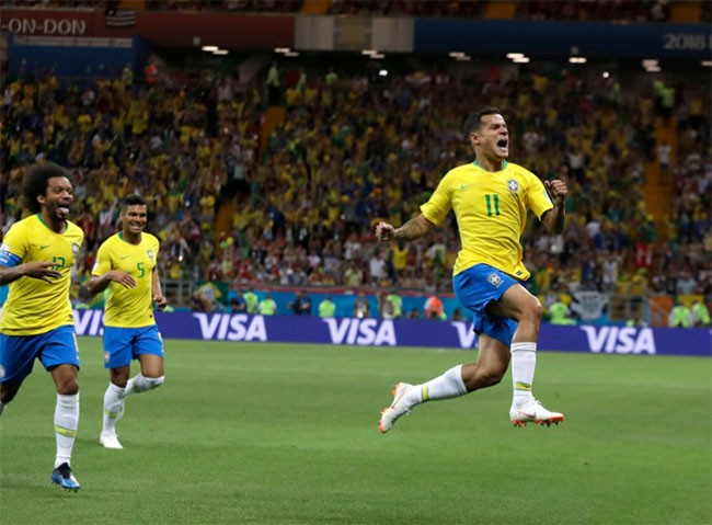 Philippe Coutinho của Brazil ăn mừng với các đồng đội sau khi anh ghi bàn thắng mở tỉ số trong trận đấu giữa Brazil và Thụy Sĩ.
