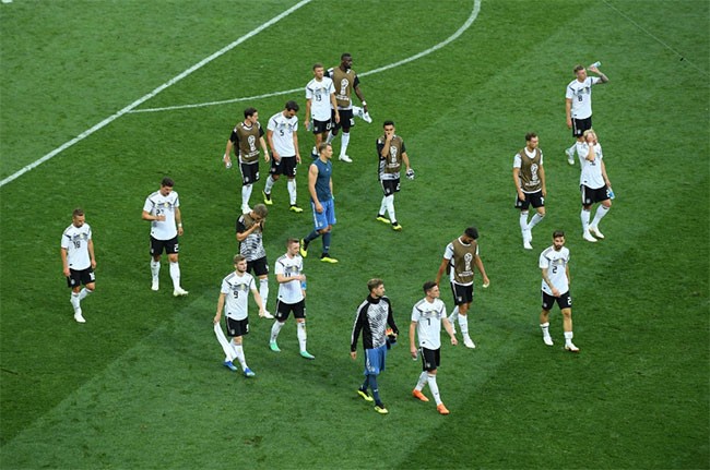 Đội tuyển Đức rời sân sau khi thua Mexico tại World Cup.