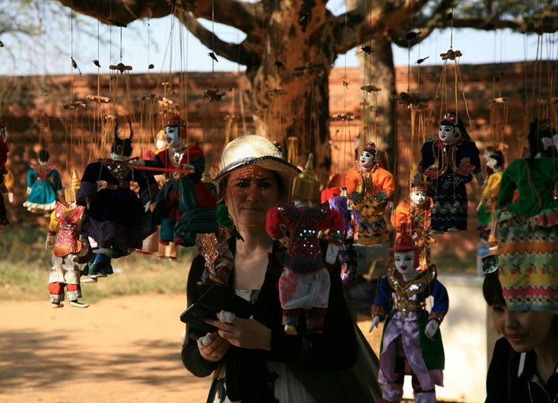 Bagan thu hút một số lượng lớn khách du lịch mỗi năm. Ngắm bình minh và dạo chơi khinh khí cầu là hoạt động ưa thích nhất của khách du lịch. Bagan thu hút một số lượng lớn khách du lịch mỗi năm. Ngắm bình minh và dạo chơi khinh khí cầu là hoạt động ưa thích nhất của khách du lịch.