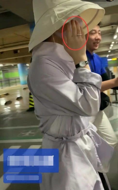 Tay cô vẫn đeo nhẫn cưới được Phùng Thiệu Phong tặng.