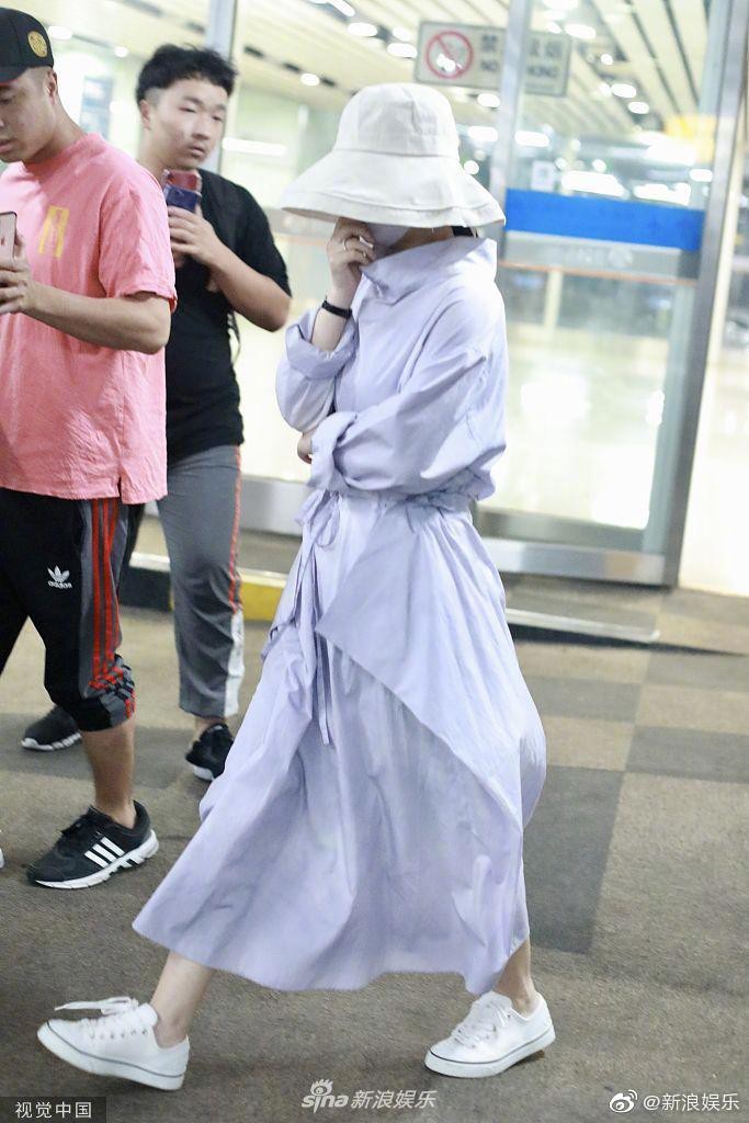 Triệu Lệ Dĩnh di chuyển vội vàng và từ chối tiếp xúc với giới ống kính.