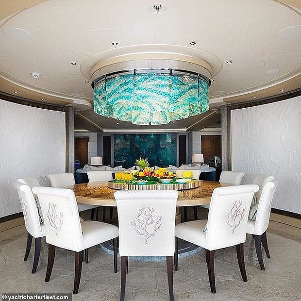 Phòng ăn trong du thuyền. Ảnh: Elle