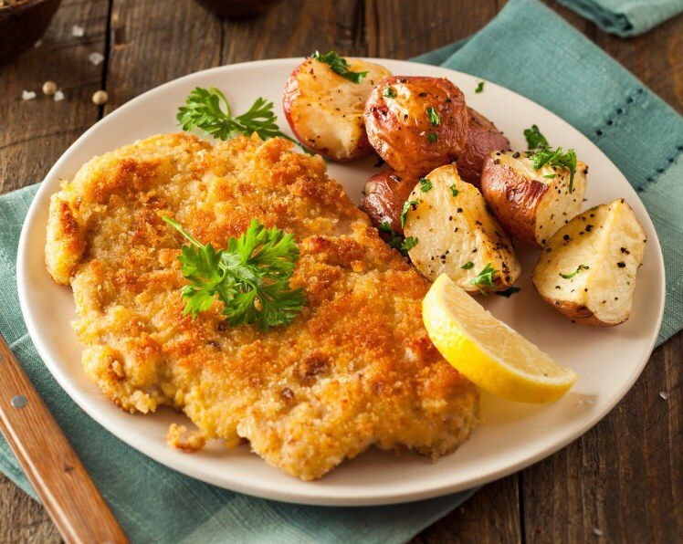 Khi ở Munich, món ăn nhất định phải thử là schweinebraten, đó là thịt lợn nướng ăn kèm với nước sốt ở trên cùng với bánh bao và khoai tây ở bên cạnh. Ảnh CNA