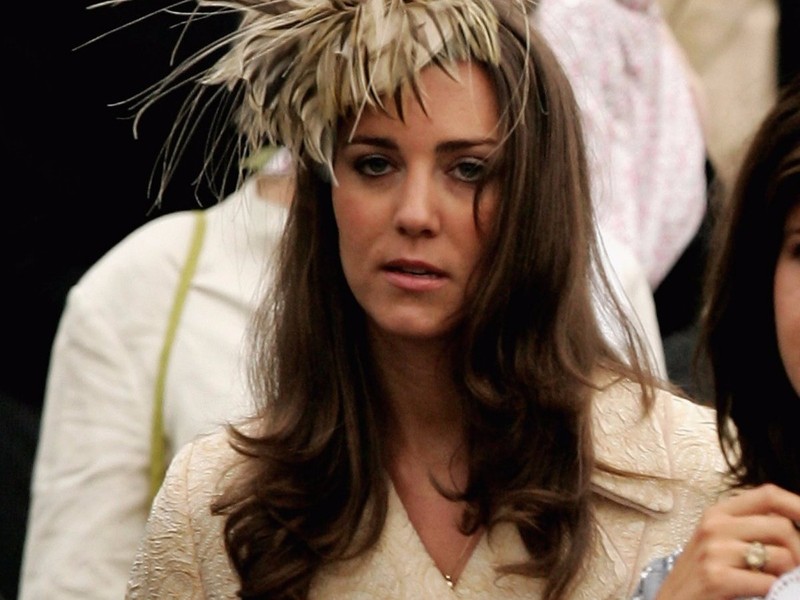 Chấm điểm gu thời trang của công nương Kate Middleton và Meghan Marke qua các tấm hình chia sẻ trên Internet ảnh 2