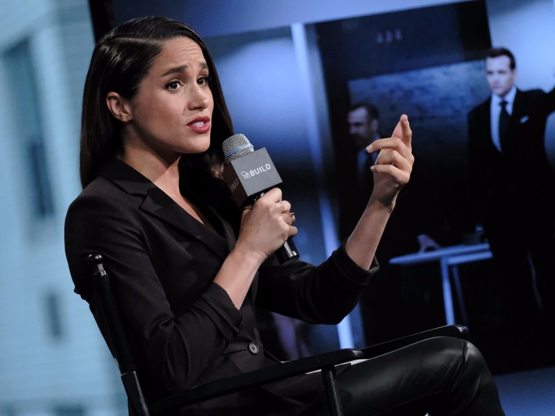 Chấm điểm gu thời trang của công nương Kate Middleton và Meghan Marke qua các tấm hình chia sẻ trên Internet ảnh 3