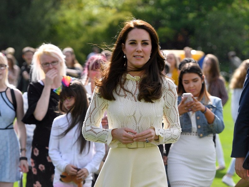 Chấm điểm gu thời trang của công nương Kate Middleton và Meghan Marke qua các tấm hình chia sẻ trên Internet ảnh 10