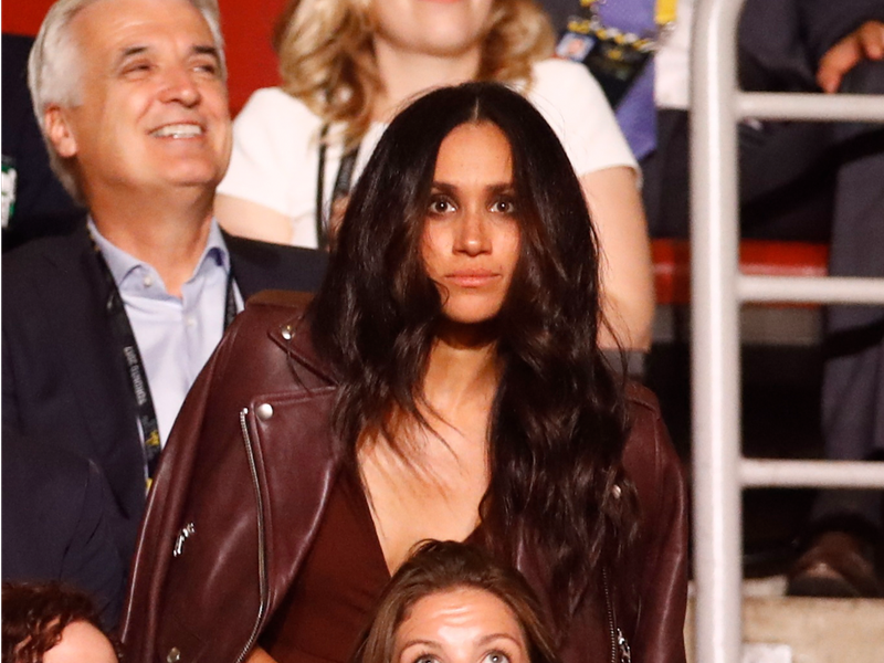 Chấm điểm gu thời trang của công nương Kate Middleton và Meghan Marke qua các tấm hình chia sẻ trên Internet ảnh 9