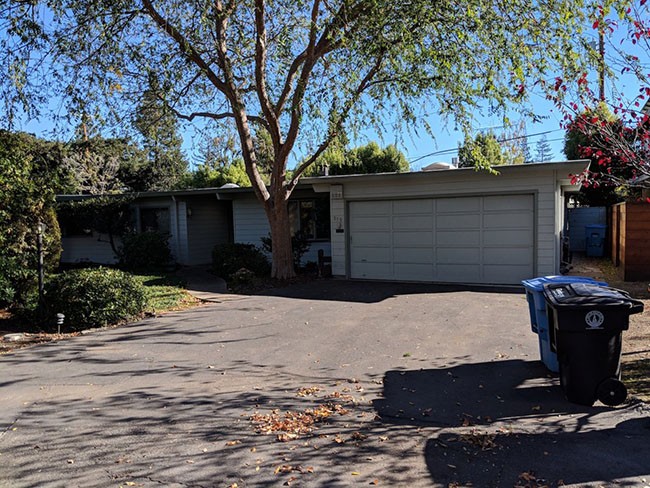 Thăm căn nhà "huyền thoại" nơi Zuckerberg đã sống và tạo lập mạng xã hội Facebook  ảnh 2