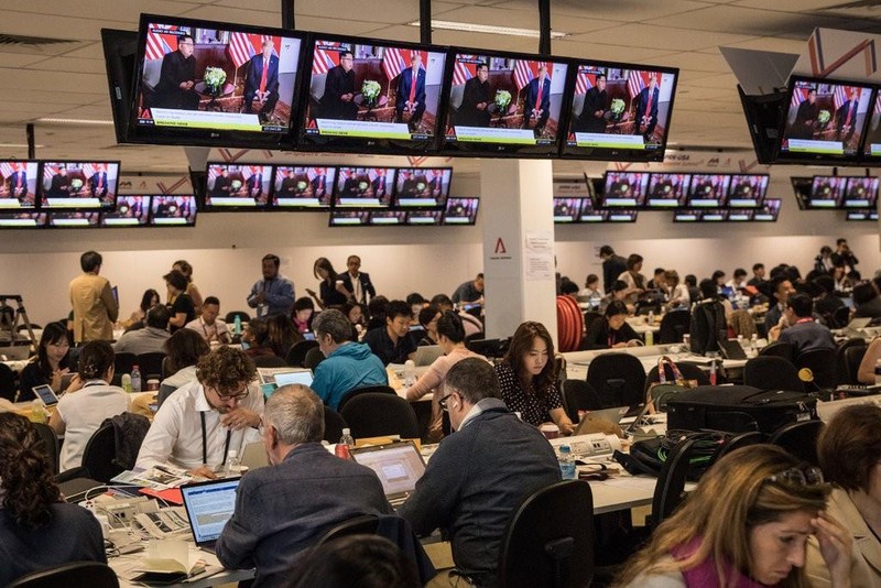 Các nhà báo đưa tin về Hội đàm giữa Tổng thống Donald Trump và Chủ tịch Kim Jong-un tại Singapore năm 2018. Ảnh: NYTimes Các nhà báo làm việc trong Hội nghị thượng đỉnh giữa Tổng thống Trump và Chủ tịch Kim Jong-un tại Singapore vào năm ngoái. Ảnh: NYTimes