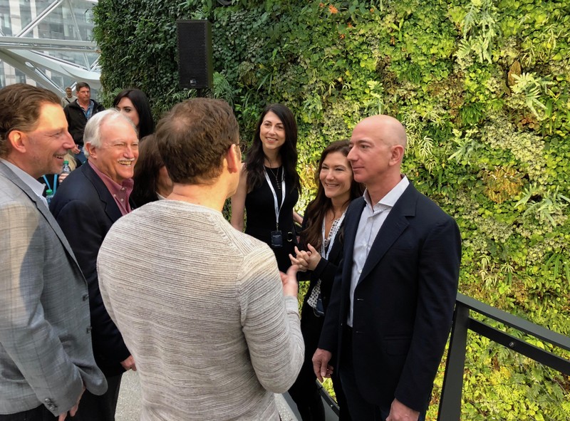 Jeff Bezos và vợ cũ trả lời phỏng vấn sau vụ ly hôn. Ảnh: Geekwire