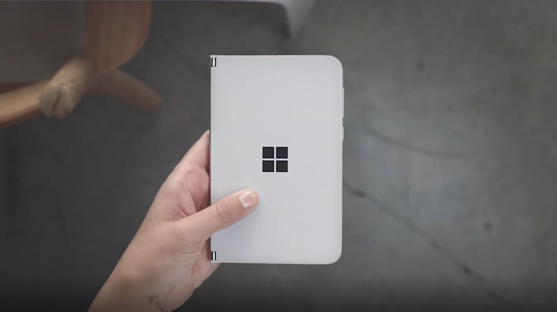 Bên ngoài chiếc Surface Duo. Ảnh: Android Authority