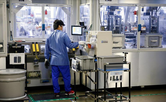 Một công nhân đang vận hành quá trình tái chế iPhone của robot Daisy. Ảnh: Reuters Ảnh: Reuters