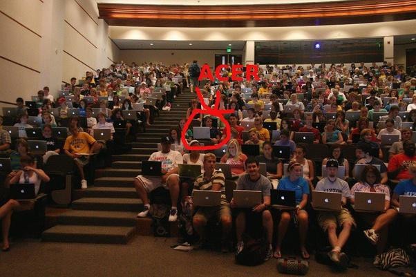 "Một mình ta lạc quan giữa đám đông" "Một mình ta lạc quan giữa đám đông"