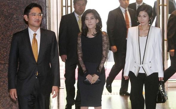 Trong khi ông Lee Jae-yong lãnh đạo các mảng kinh doanh cốt lõi của Samsung, các chị em gái của ông đã lãnh đạo các mảng kinh doanh của Samsung trong nhiều lĩnh vực khác nhau.
