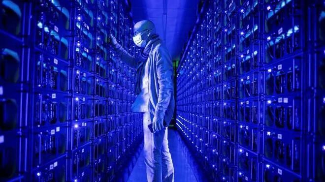 Một nhân viên đeo khẩu trang bảo vệ kiểm tra các hệ thống đào tiền điện tử Ethereum và Zilliqa tại trang trại tiền điện tử Evobits ở Cluj-Napoca, Romania.